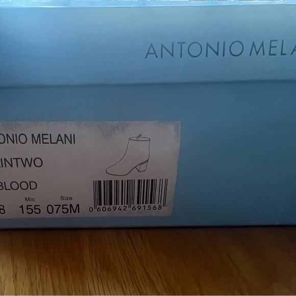 NWT Antonio Melani 7.5.   Gorgeous, stylish burgundy color - Picture 7 of 8